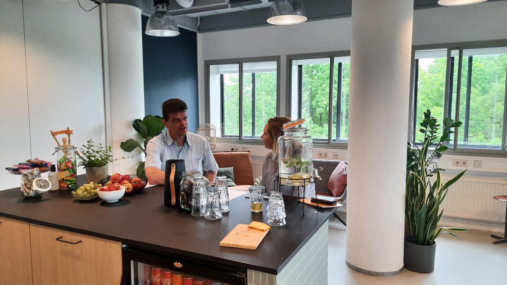 Foto van twee deelnemers die met elkaar in gesprek zijn