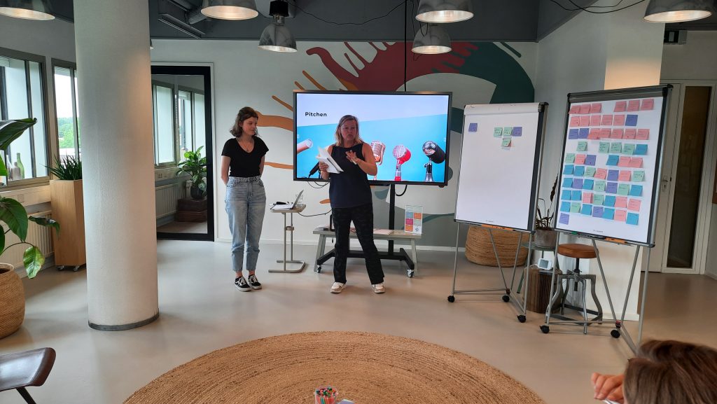 Foto van twee pitchende deelnemer