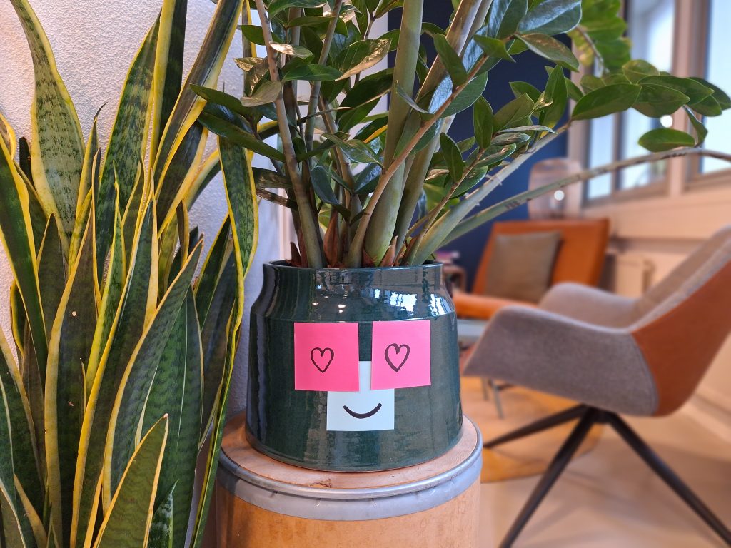 Foto van post-its met hartjes bij de blog 6 Creatieve werkvormen vol liefde