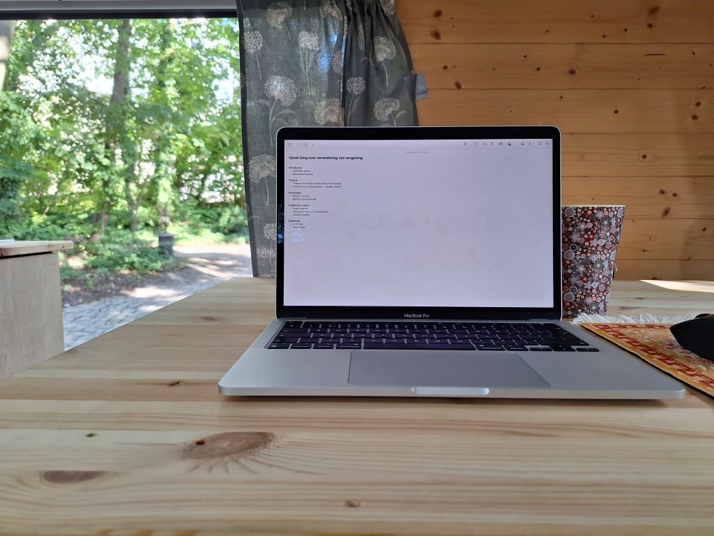 Foto van laptop op tafel in de bus tijdens remote werken