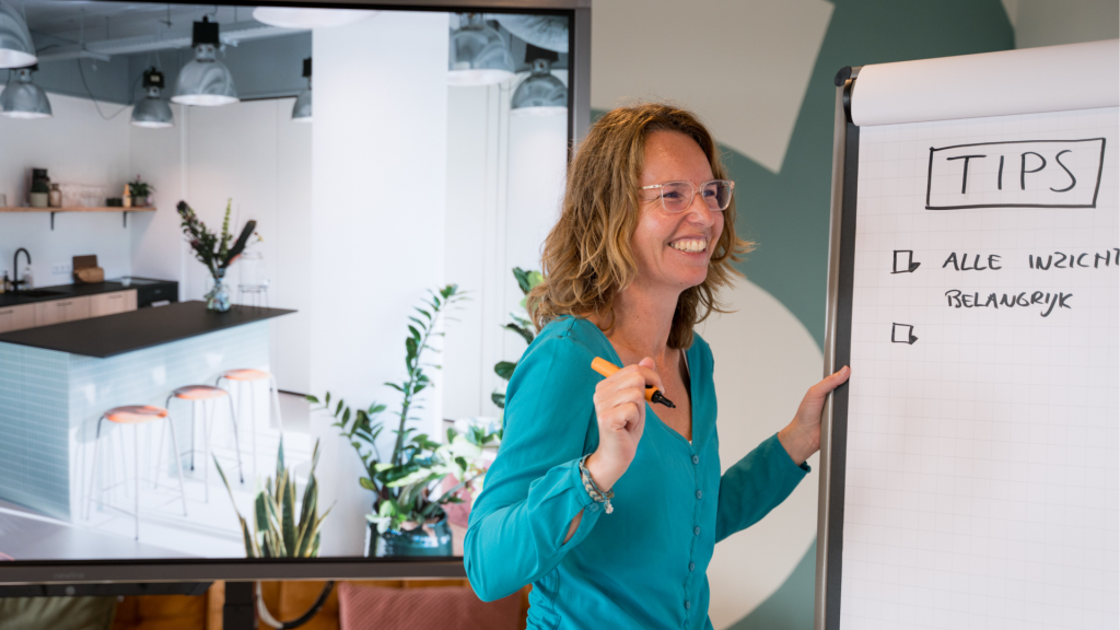 Foto van collega die innovatietrajecten begeleidt