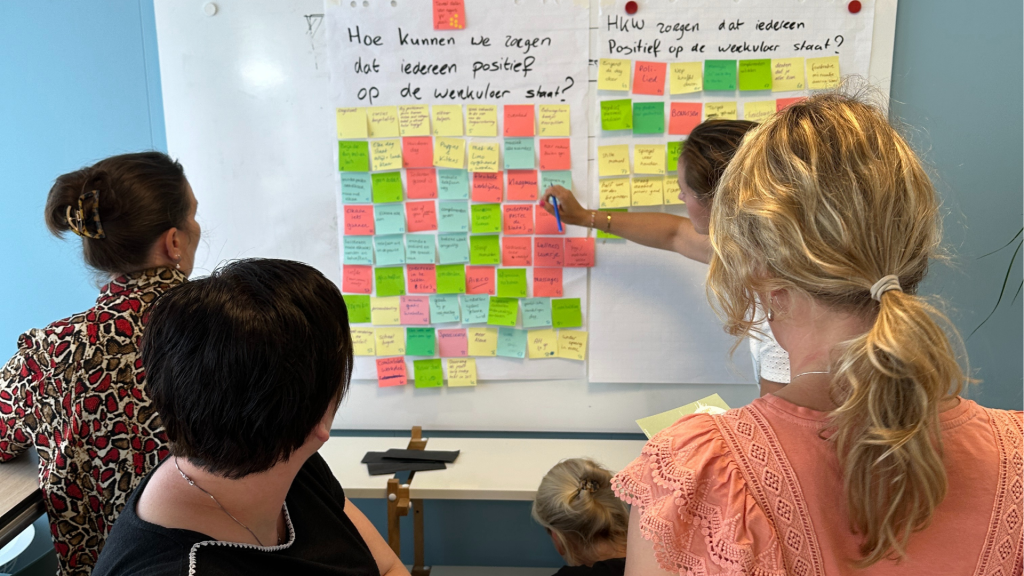 Plakken van stemstickers om keuze te maken met groep