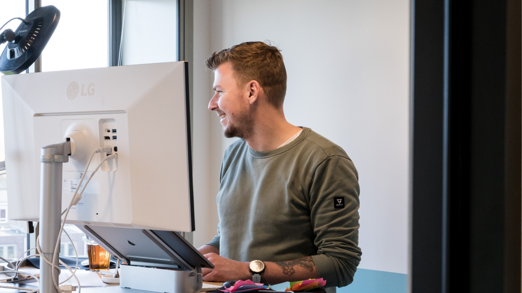 Probleemverkenning start met het doen van een intake, op deze foto zie je Tom die een intake doet