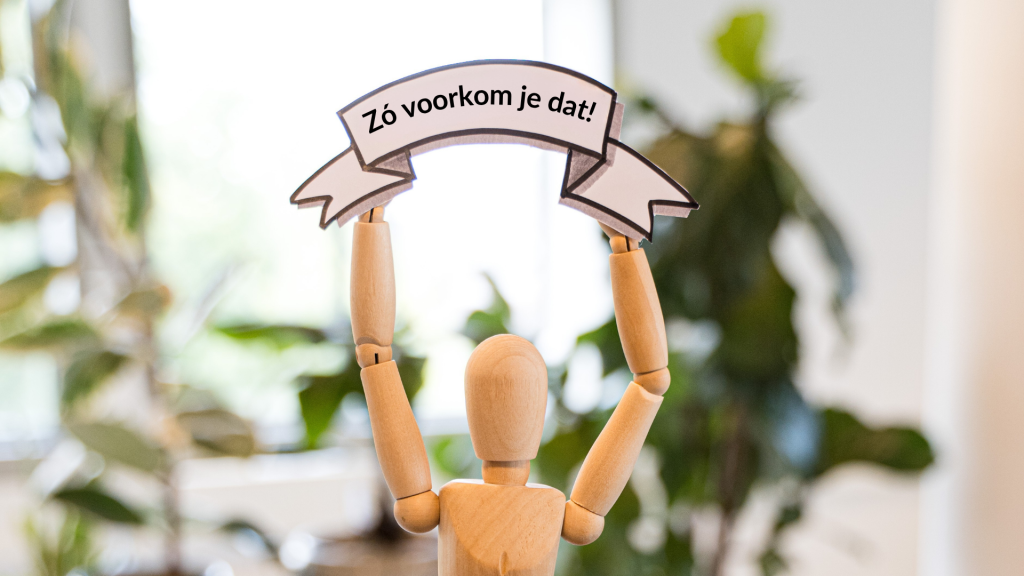 Foto van poppetje met banner 'zo voorkom je dat', met oplossingen om te voorkomen dat een organisatievisie of koersplan in een la verdrwijnt