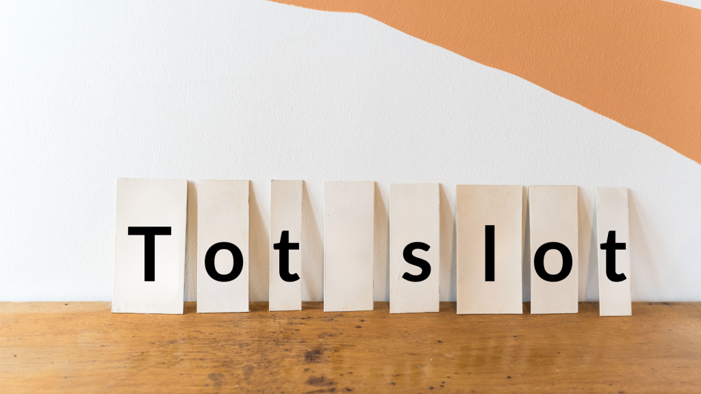 Tekst van kast met daarop de tekst 'tot slot' in losse letters