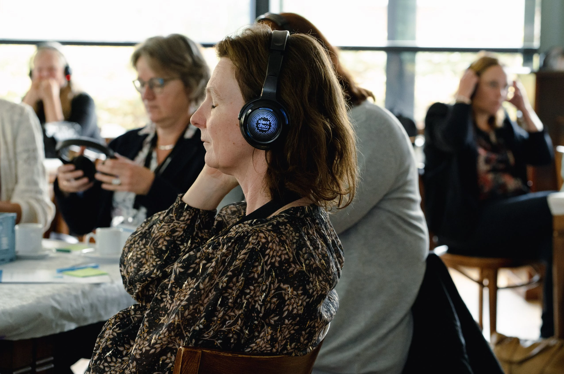 Ideeën bedenken gaat makkelijker met inspiratie! Op de Parade werden we geïnspireerd door silent disco headphones om daarbij een toekomstverhaal te laten horen.